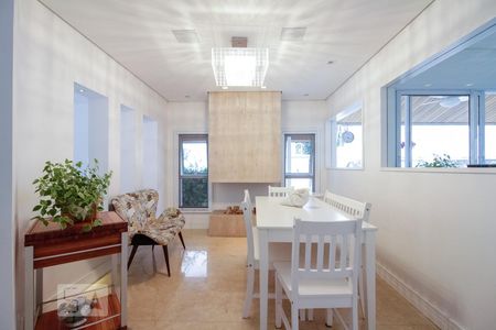 Casa de condomínio à venda com 350m², 4 quartos e 4 vagas Casa de condomínio à venda com 350m², 4 quartos e 4 vagasSala Lareira