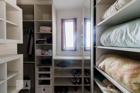 Apartamento à venda com 177m², 3 quartos e 4 vagas Apartamento à venda com 177m², 3 quartos e 4 vagasCloset Suíte 2