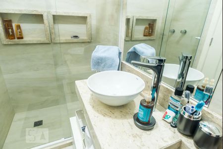 Banheiro de apartamento à venda com 1 quarto, 40m² em Petrópolis, Porto Alegre