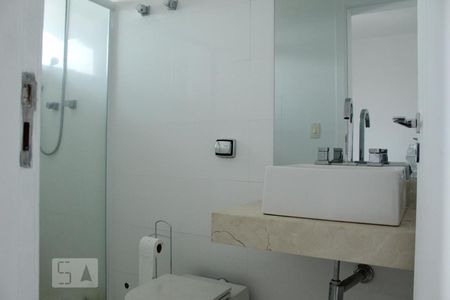 Apartamento à venda com 434m², 4 quartos e 4 vagasBanheiro da Suíte 2