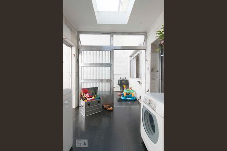 Casa de condomínio à venda com 350m², 3 quartos e 4 vagasLavanderia