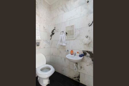 Casa de condomínio à venda com 350m², 3 quartos e 4 vagasBanheiro e serviço