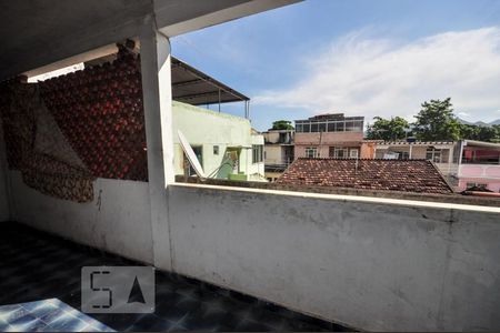 Casa de condomínio à venda com 187m², 4 quartos e 1 vagaVaranda - Fundos