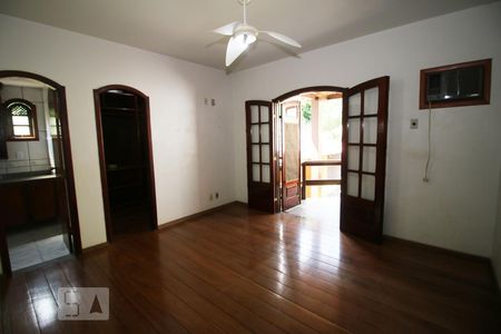 Casa de condomínio para alugar com 360m², 4 quartos e 4 vagas Casa de condomínio para alugar com 360m², 4 quartos e 4 vagasSuite 01 no piso superior