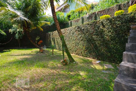 Casa de condomínio para alugar com 360m², 4 quartos e 4 vagas Casa de condomínio para alugar com 360m², 4 quartos e 4 vagasJardins na parte de trás da casa com dois platos