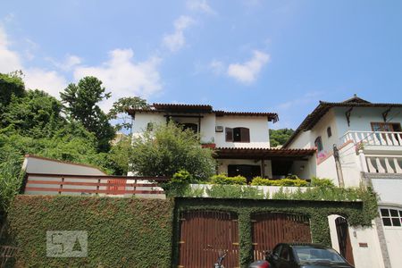 Casa de condomínio para alugar com 360m², 4 quartos e 4 vagas Casa de condomínio para alugar com 360m², 4 quartos e 4 vagasFachada