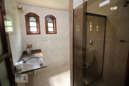 Casa de condomínio para alugar com 360m², 4 quartos e 4 vagas Casa de condomínio para alugar com 360m², 4 quartos e 4 vagasBanheiro da Suite 02 no piso superior