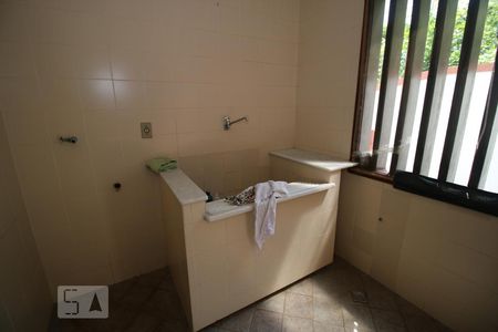 Casa de condomínio para alugar com 360m², 4 quartos e 4 vagas Casa de condomínio para alugar com 360m², 4 quartos e 4 vagasÁrea de Serviço