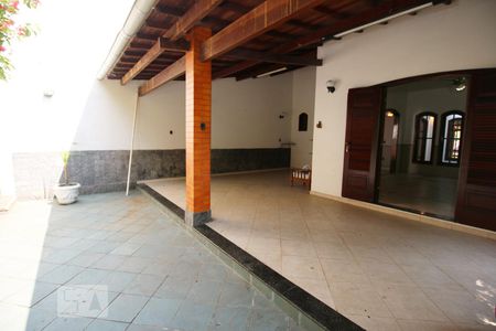 Casa de condomínio para alugar com 360m², 4 quartos e 4 vagas Casa de condomínio para alugar com 360m², 4 quartos e 4 vagasVarandão na parte de trás