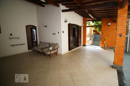 Casa de condomínio para alugar com 360m², 4 quartos e 4 vagas Casa de condomínio para alugar com 360m², 4 quartos e 4 vagasVarandão na parte de trás