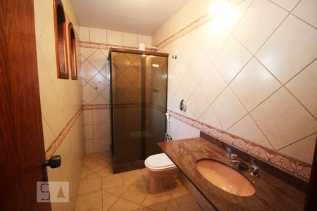 Casa de condomínio para alugar com 360m², 4 quartos e 4 vagas Casa de condomínio para alugar com 360m², 4 quartos e 4 vagasBanheiro da Suite 03 no piso superior