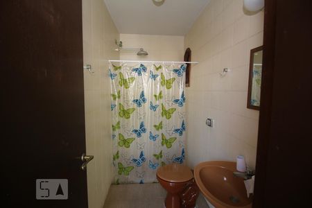 Casa de condomínio para alugar com 360m², 4 quartos e 4 vagas Casa de condomínio para alugar com 360m², 4 quartos e 4 vagasBanheiro do quarto de Serviço