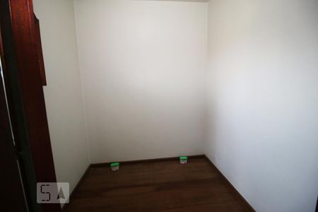 Casa de condomínio para alugar com 360m², 4 quartos e 4 vagas Casa de condomínio para alugar com 360m², 4 quartos e 4 vagasCloset da Suite 02 no piso superior
