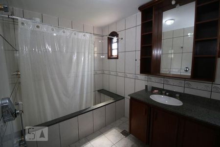 Casa de condomínio para alugar com 360m², 4 quartos e 4 vagas Casa de condomínio para alugar com 360m², 4 quartos e 4 vagasBanheiro da Suite 01 no piso superior