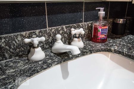 Apartamento à venda com 181m², 4 quartos e 3 vagasBanheiro da Suíte 2