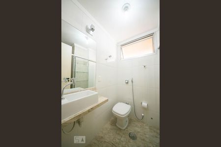 Banheiro de apartamento para alugar com 1 quarto, 48m² em Cambuí, Campinas