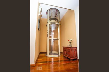 Casa à venda com 800m², 5 quartos e 5 vagas Casa à venda com 800m², 5 quartos e 5 vagasElevador