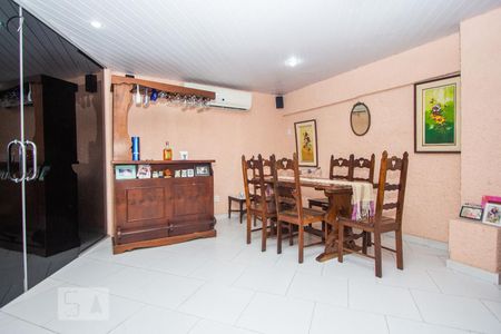 Casa à venda com 800m², 5 quartos e 5 vagas Casa à venda com 800m², 5 quartos e 5 vagasSala de TV - Subsolo