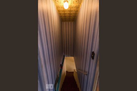 Casa à venda com 170m², 4 quartos e 2 vagas Casa à venda com 170m², 4 quartos e 2 vagasEscadas