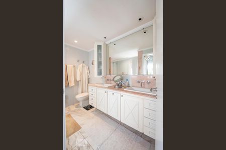 Apartamento à venda com 580m², 3 quartos e 8 vagas Apartamento à venda com 580m², 3 quartos e 8 vagasBanheiro da Suíte 2