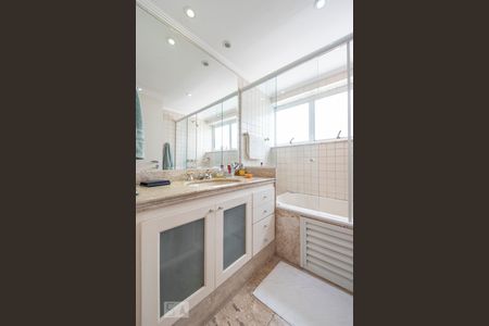 Apartamento à venda com 580m², 3 quartos e 8 vagas Apartamento à venda com 580m², 3 quartos e 8 vagasBanheiro da Suíte 1