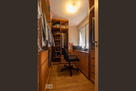 Apartamento à venda com 580m², 3 quartos e 8 vagas Apartamento à venda com 580m², 3 quartos e 8 vagasCloset 2 da Suíte 2