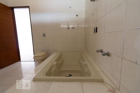 Casa à venda com 457m², 4 quartos e 8 vagas Casa à venda com 457m², 4 quartos e 8 vagasBanheiro da Suíte