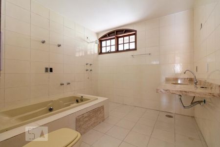 Casa à venda com 457m², 4 quartos e 8 vagas Casa à venda com 457m², 4 quartos e 8 vagasBanheiro da Suíte