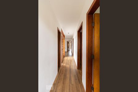 Casa à venda com 457m², 4 quartos e 8 vagas Casa à venda com 457m², 4 quartos e 8 vagasCorredor