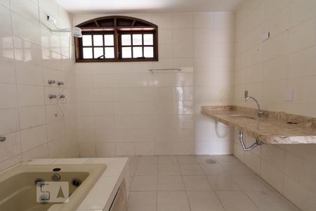 Casa à venda com 457m², 4 quartos e 8 vagas Casa à venda com 457m², 4 quartos e 8 vagasBanheiro da Suíte