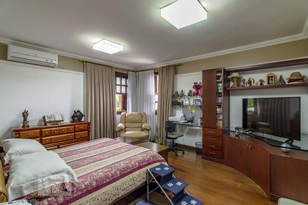 Casa à venda com 550m², 5 quartos e 5 vagas Casa à venda com 550m², 5 quartos e 5 vagasQuarto 5