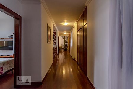 Casa à venda com 550m², 5 quartos e 5 vagas Casa à venda com 550m², 5 quartos e 5 vagasCorredor