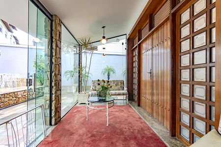 Casa à venda com 550m², 5 quartos e 5 vagas Casa à venda com 550m², 5 quartos e 5 vagasVaranda