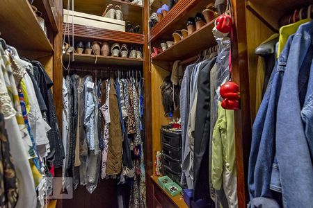 Casa à venda com 550m², 5 quartos e 5 vagas Casa à venda com 550m², 5 quartos e 5 vagasClosset do Quarto 5