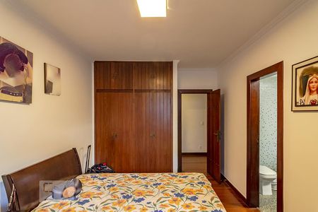 Casa à venda com 550m², 5 quartos e 5 vagas Casa à venda com 550m², 5 quartos e 5 vagasQuarto 2