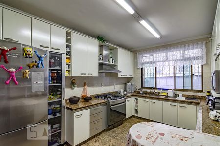 Casa à venda com 550m², 5 quartos e 5 vagas Casa à venda com 550m², 5 quartos e 5 vagasCozinha