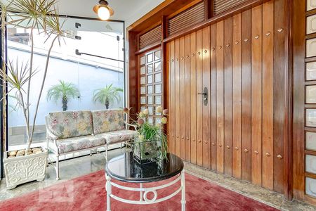 Casa à venda com 550m², 5 quartos e 5 vagas Casa à venda com 550m², 5 quartos e 5 vagasVaranda