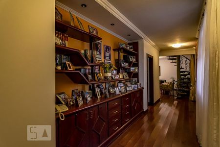 Casa à venda com 550m², 5 quartos e 5 vagas Casa à venda com 550m², 5 quartos e 5 vagasCorredor