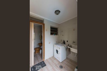 Casa à venda com 450m², 4 quartos e 8 vagasFundos - Área de serviço