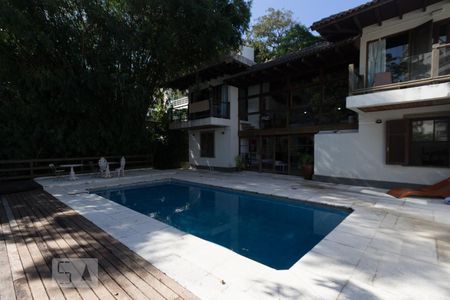 Casa à venda com 600m², 5 quartos e 4 vagas Casa à venda com 600m², 5 quartos e 4 vagasPiscina