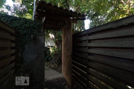 Casa à venda com 600m², 5 quartos e 4 vagas Casa à venda com 600m², 5 quartos e 4 vagasEntrada 2