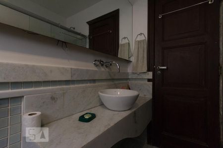 Casa à venda com 600m², 5 quartos e 4 vagas Casa à venda com 600m², 5 quartos e 4 vagasBanheiro