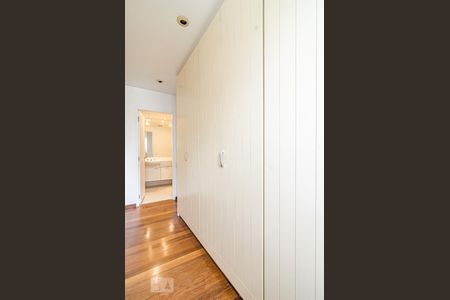 Apartamento à venda com 260m², 2 quartos e 3 vagas Apartamento à venda com 260m², 2 quartos e 3 vagasCloset