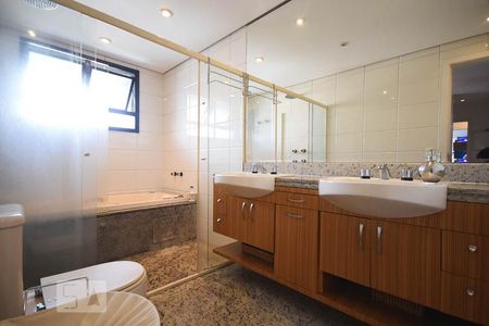 Apartamento à venda com 220m², 3 quartos e 4 vagas Apartamento à venda com 220m², 3 quartos e 4 vagasBanheiro suíte 3