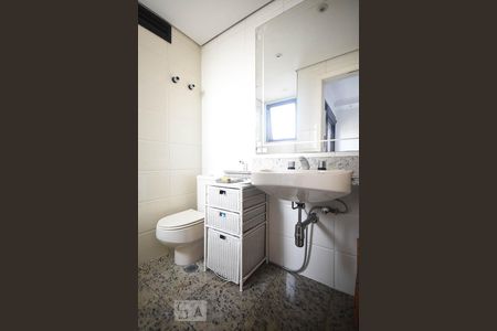 Apartamento à venda com 220m², 3 quartos e 4 vagas Apartamento à venda com 220m², 3 quartos e 4 vagasBanheiro suíte 2