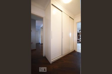 Apartamento à venda com 220m², 3 quartos e 4 vagas Apartamento à venda com 220m², 3 quartos e 4 vagasCorredor