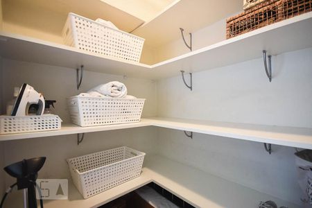 Apartamento à venda com 220m², 3 quartos e 4 vagas Apartamento à venda com 220m², 3 quartos e 4 vagasQuarto de serviço