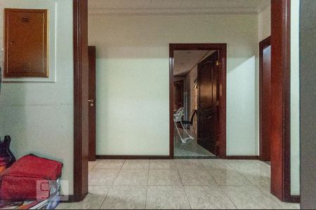 Casa à venda com 445m², 4 quartos e sem vaga Casa à venda com 445m², 4 quartos e sem vagaHall Escada