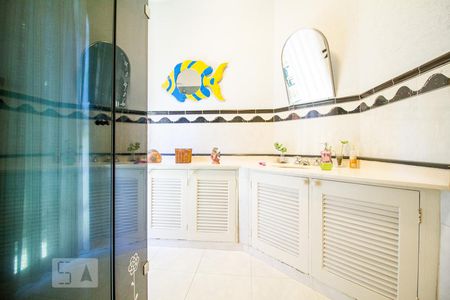 Casa de condomínio para alugar com 600m², 4 quartos e 3 vagasBanheiro