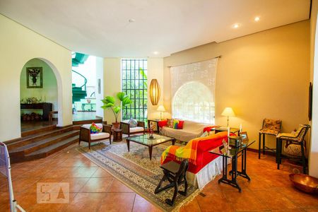 Casa de condomínio para alugar com 600m², 4 quartos e 3 vagasSala